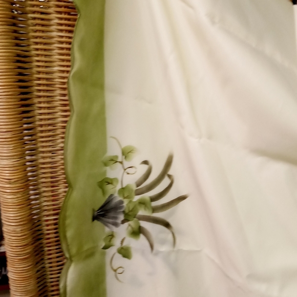 VINTAGE Tablecloth Sheer Floral 3D Magnolias/Marigolds  Embroidery Oblong 106x70 - Picture 5 of 8